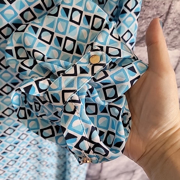 NWT JM Collection V Neck Top Size XXL Button Detail Roll Tab Sleeves Blue Geo - Picture 4 of 11